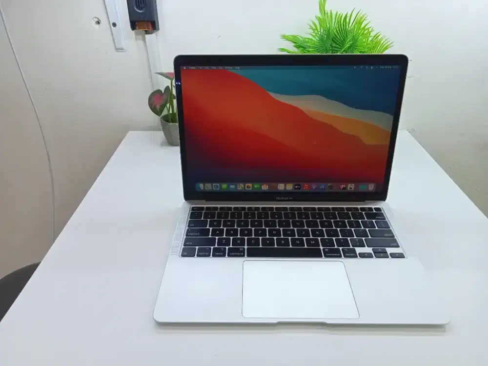 MacBook Air 13 inch 2020
core i5
Ram 8GB /256GB
Cc 166 
Normal