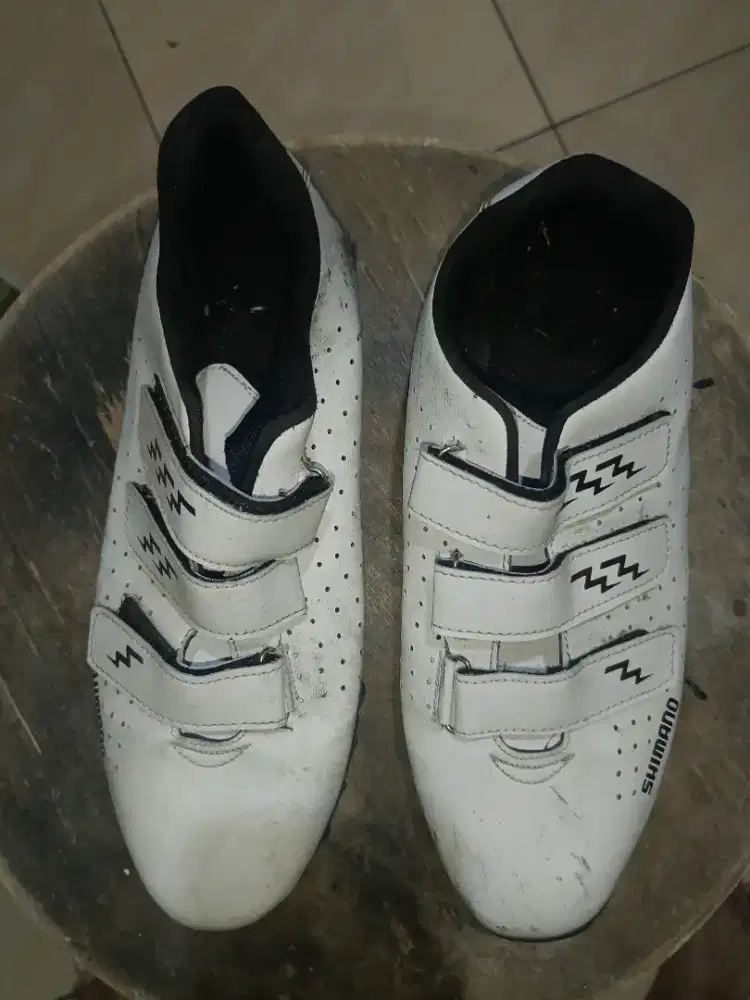 Sepatu gowes dan nevada