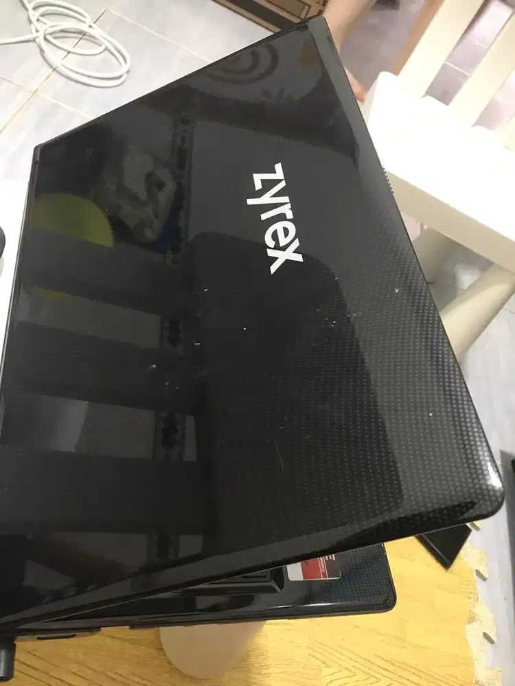 Laptop Zyrex siap pakai