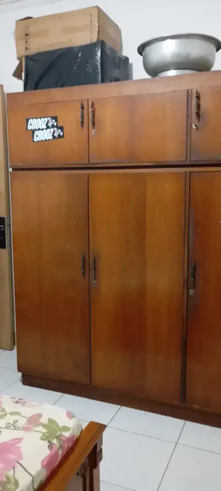 DIJUAL LEMARI PAKAIAN 3 PINTU KAYU JATI