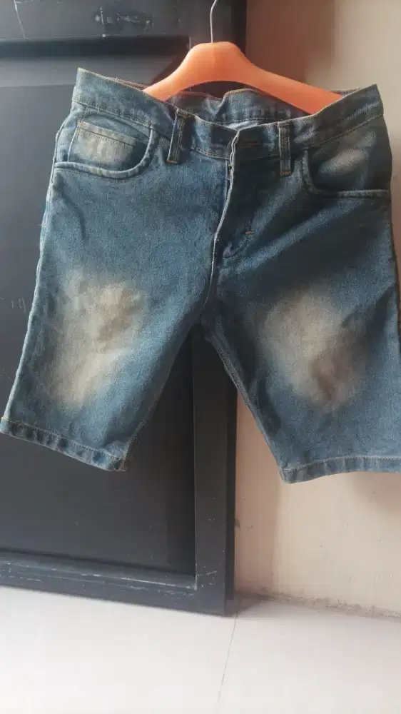 Celana pendek jeans