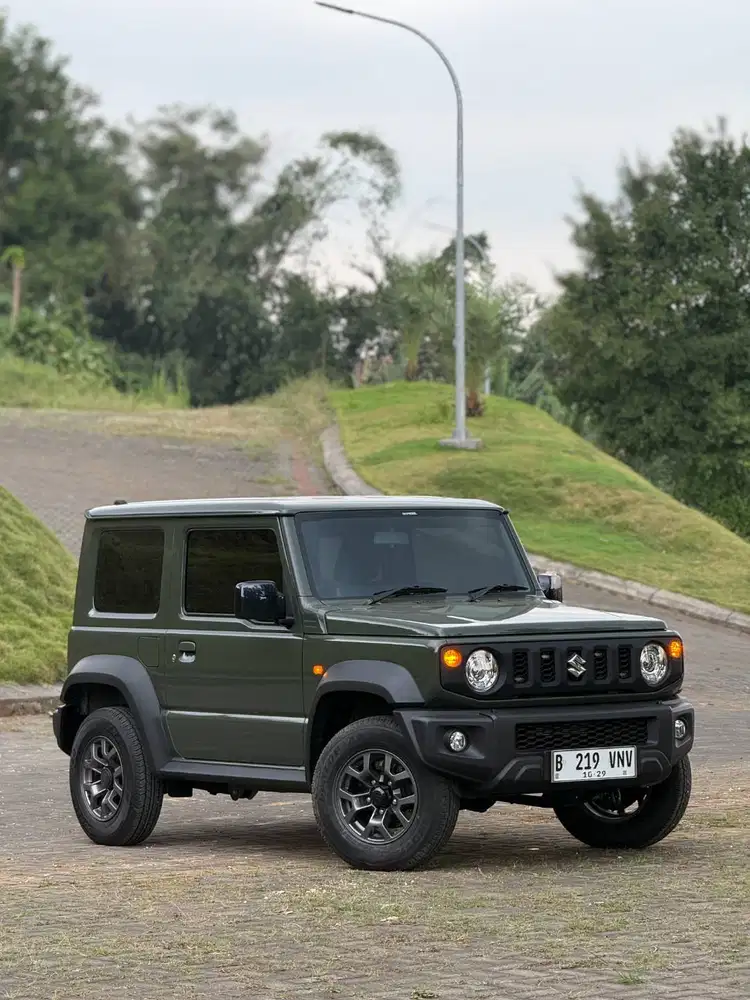 Suzuki Jimny ALL GRIP 3 pintu A/T 2024 kilometer 950-an perak