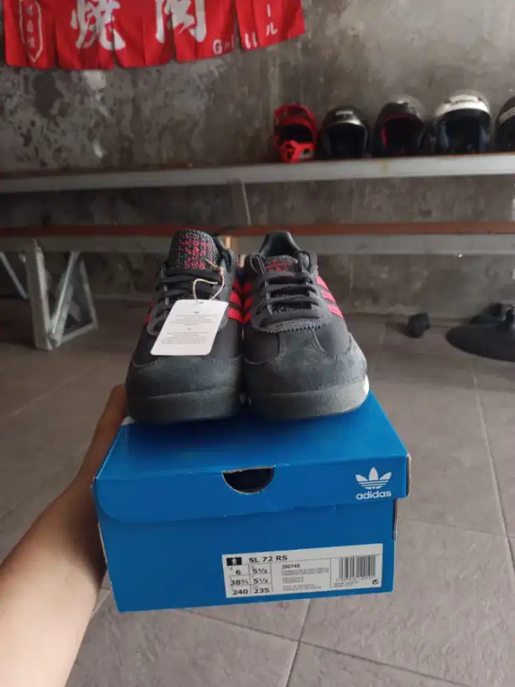 Adidas 72 RS Carbon/Real Coral/Grey Six.