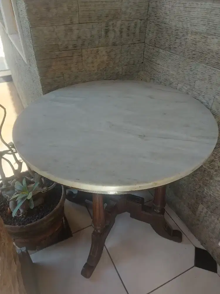 Meja marmer bundar