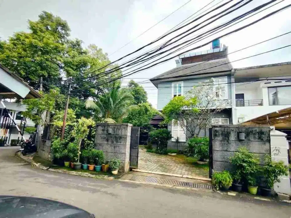 Rumah luas, strategis, siap huni, bonus paviliun harga dibawah NJOP di Lebak Bulus