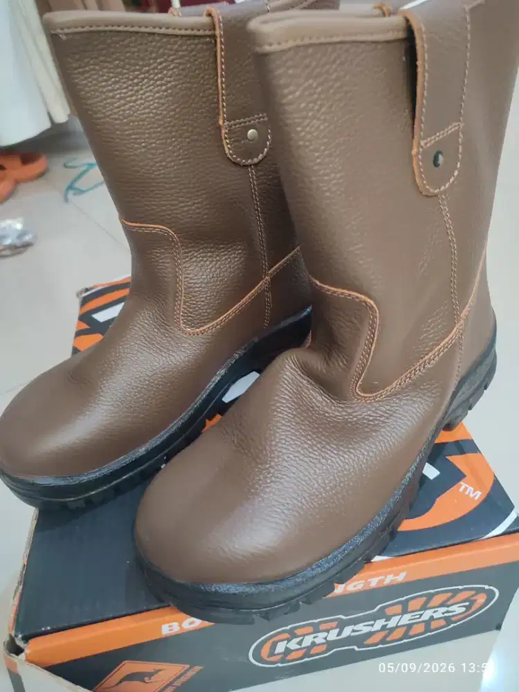 Safety shoes krushers