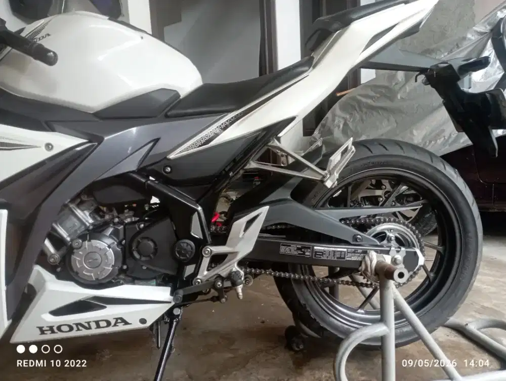 Dijual HONDA CBR150R 2017 BLN 3 putih