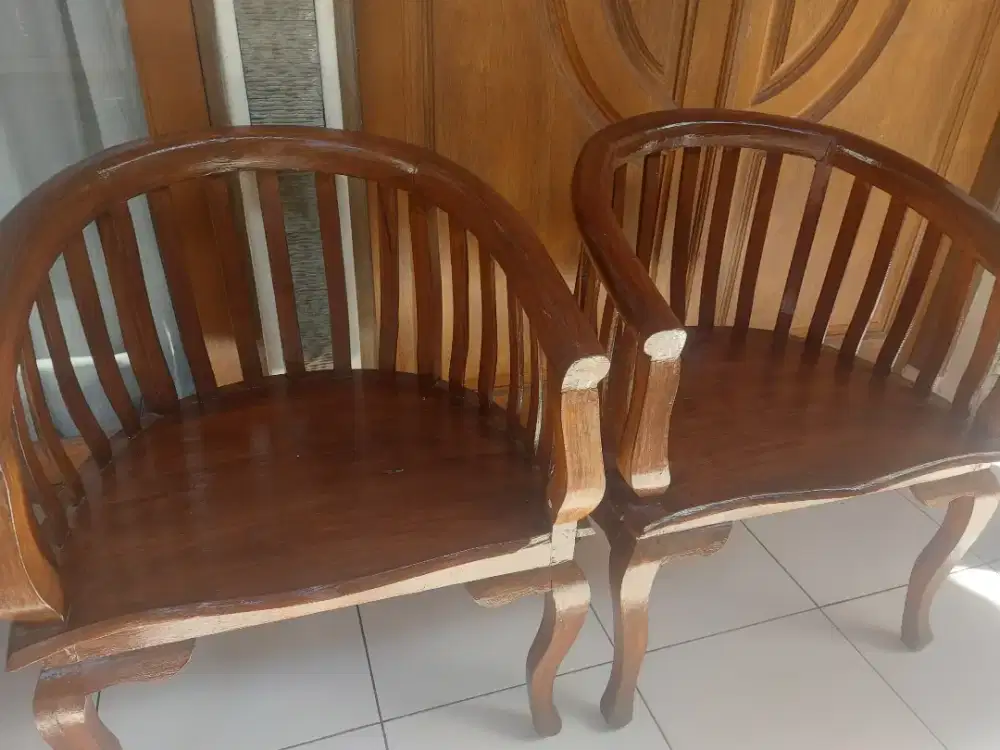 Sepasang kursi jati