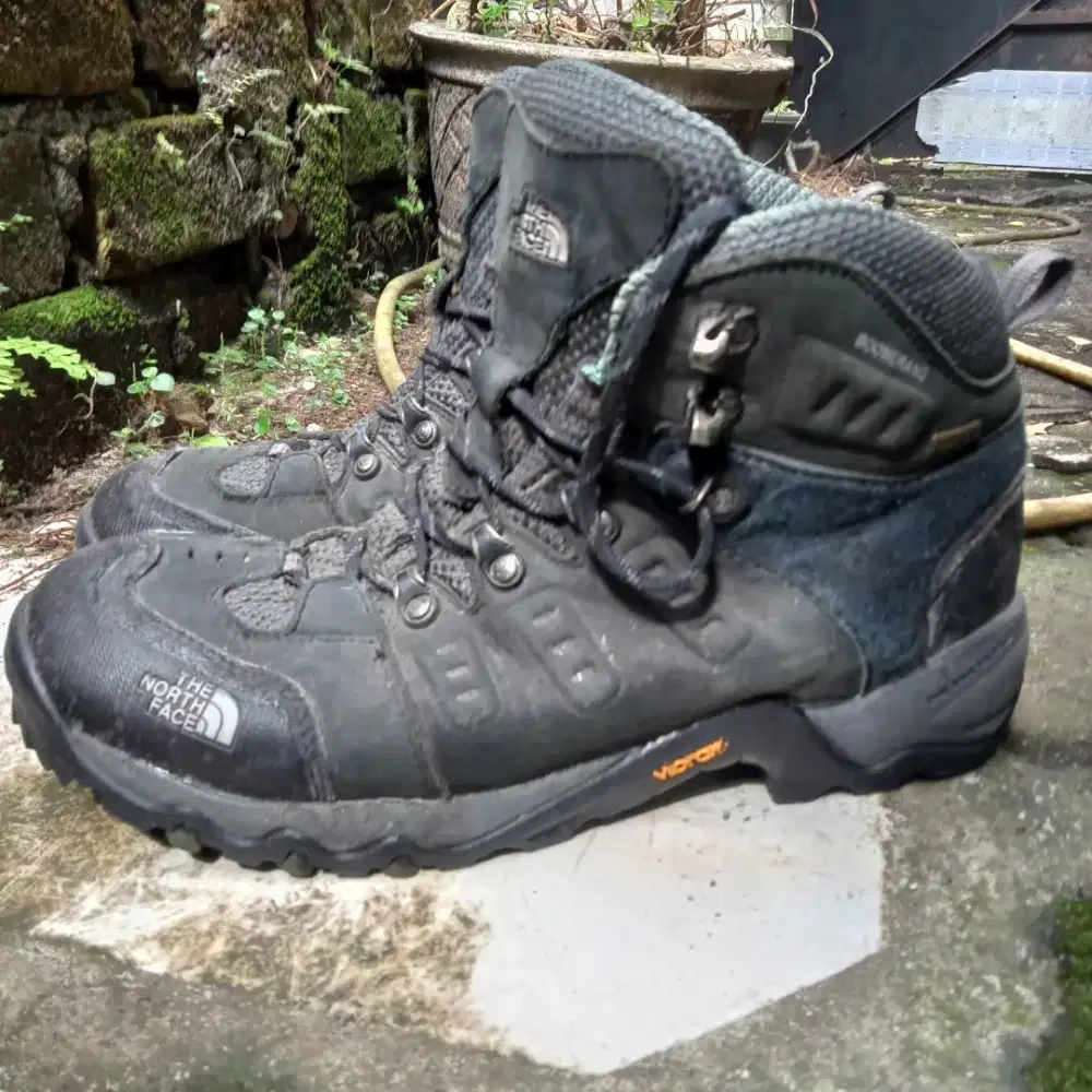 Sepatu gunung  brend TNF seken ball impor