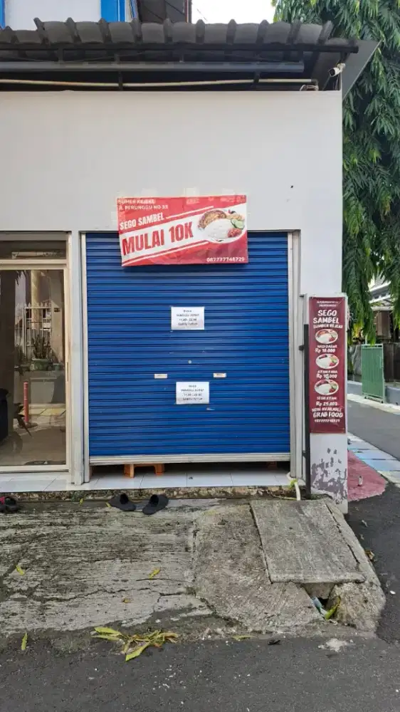 Helper penjaga warung ayam