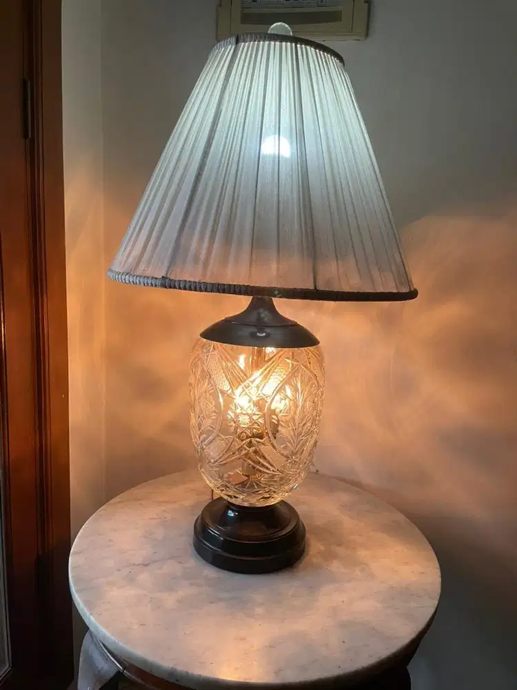 Lampu meja kristal antik