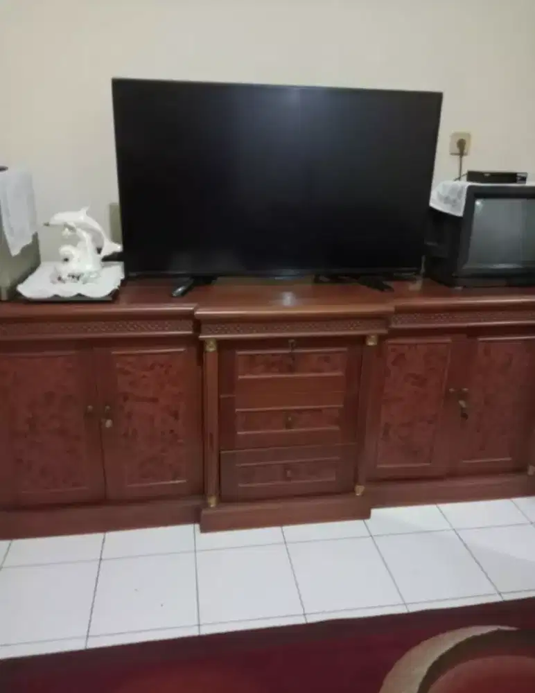 Satu set mebel lemari bupet tempat tidur meja makan