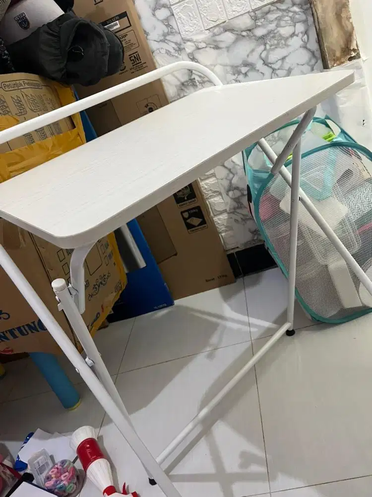 Meja lipat putih