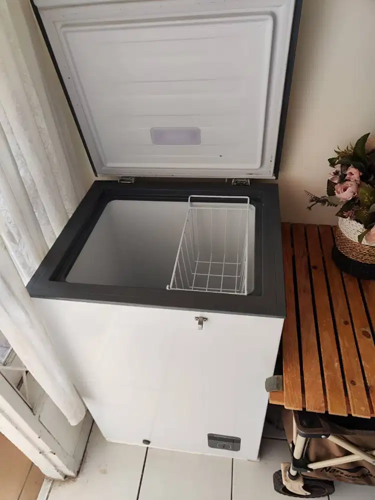 JUAL FREEZER BOX GEA 100L KONDISI SEPERTI BARU