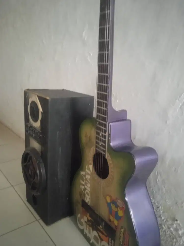 Gitar akustik dan speaker aktif