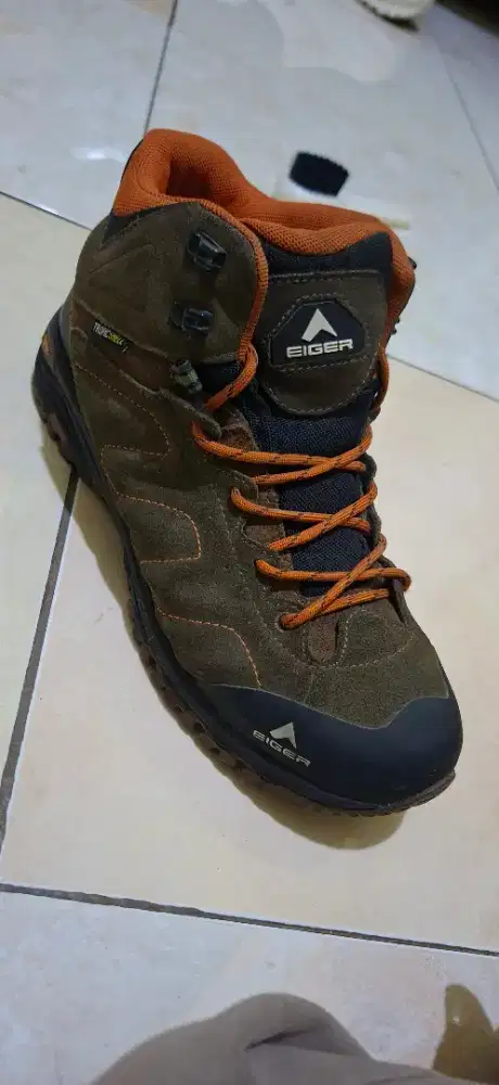 Sepatu gunung eiger