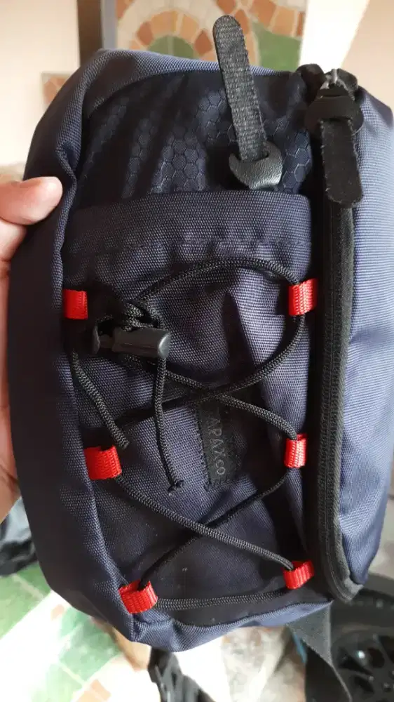 Tas pinggang dan sendal