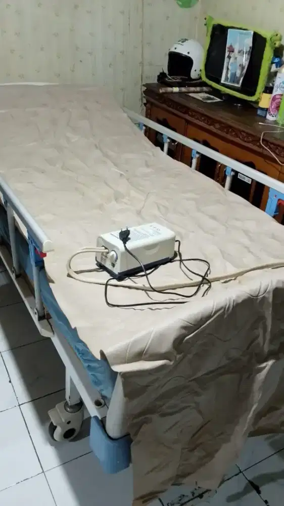 Ranjang Pasien 2 engkel manual+ kasur terapi