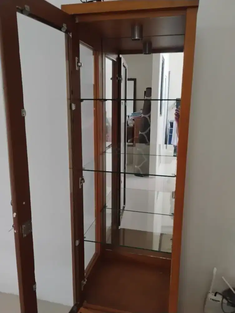 Lemari Pajang Kaca kayu coklat Estetik