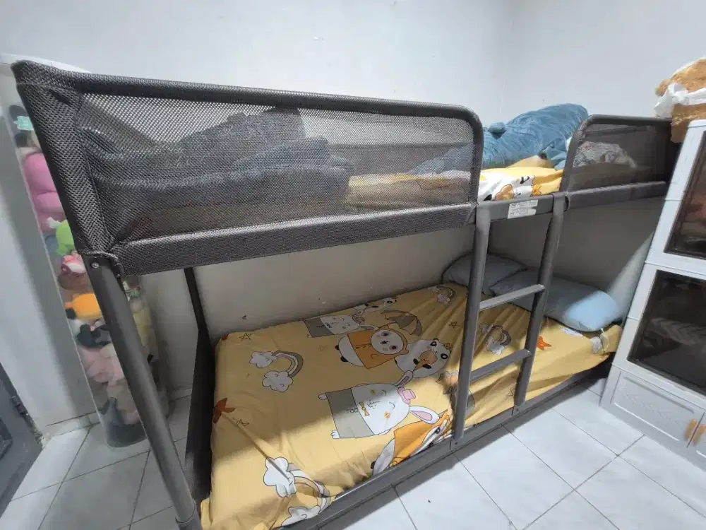 Ranjang besi tingkat IKEA