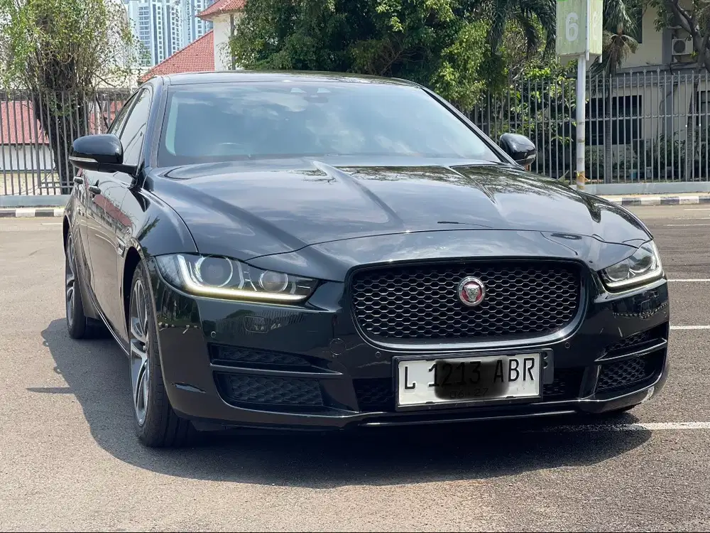 JAGUAR XE AT HITAM 2016