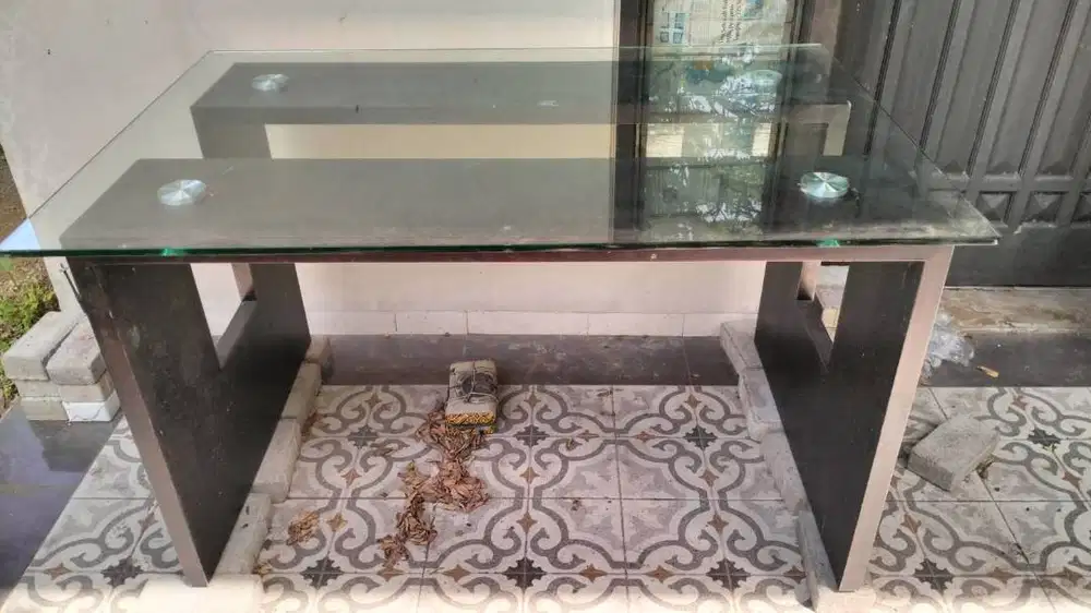 Meja Kantor Eksklusif