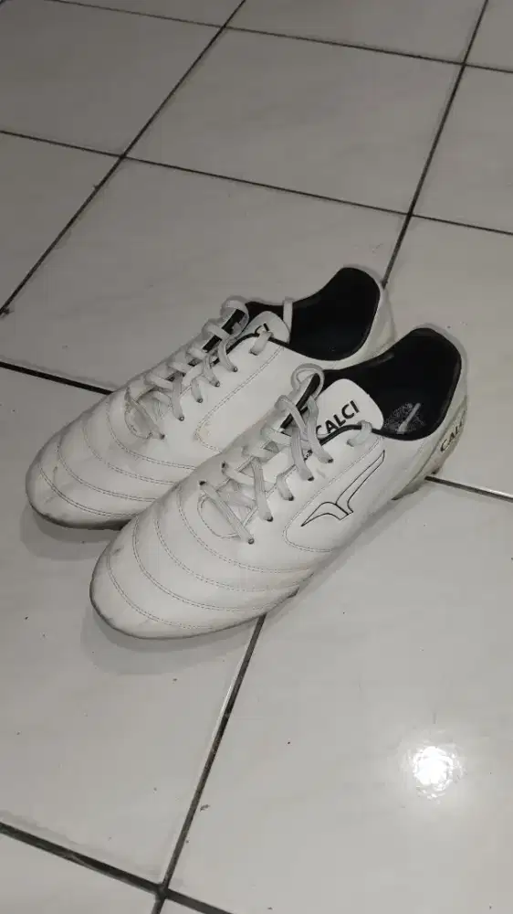 sepatu bola merek calci