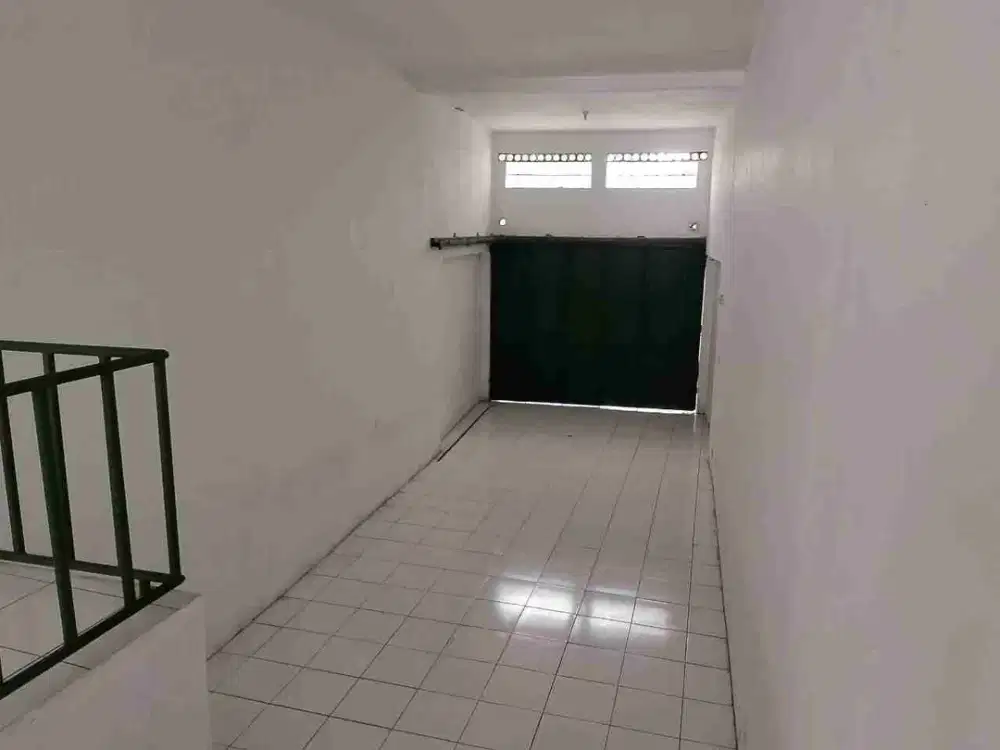 Sewa Rumah Luas 2 Lantai di Mainroad Bkr Buah Batu