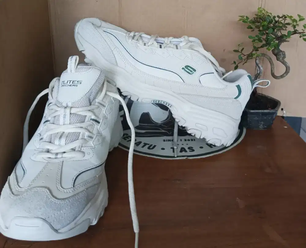 Sepatu Skecers cream