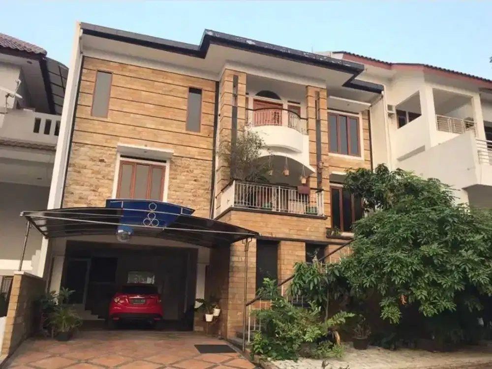 Rumah Mewah Puri Sriwedari Cibubur ada Kolam Renang