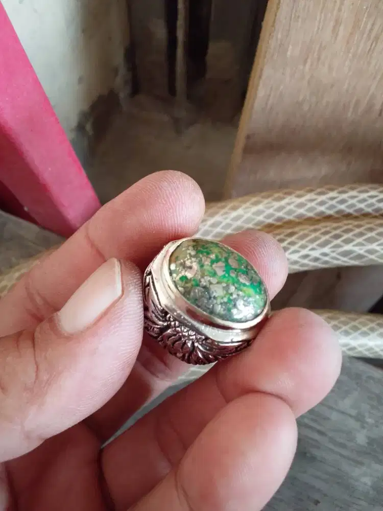 Batu pirus Persia adanya