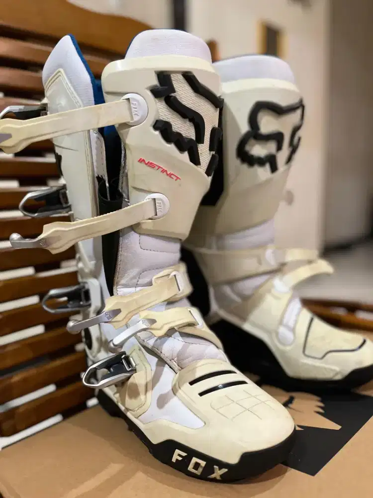 Helm Cross & Sepatu
