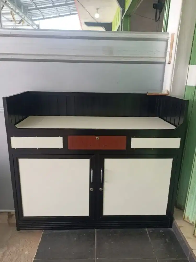 Meja etalase makanan