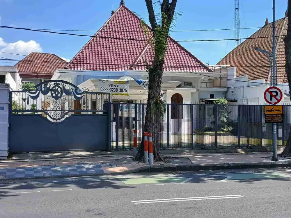 Disewakan Tempat Usaha di Raya Darmo Depan Taman Bungkul,Ex kantor Telkomsel
Cocok utk Cafe, Kantor, atau usaha lainnya. 
Akses Parkir mobil luas