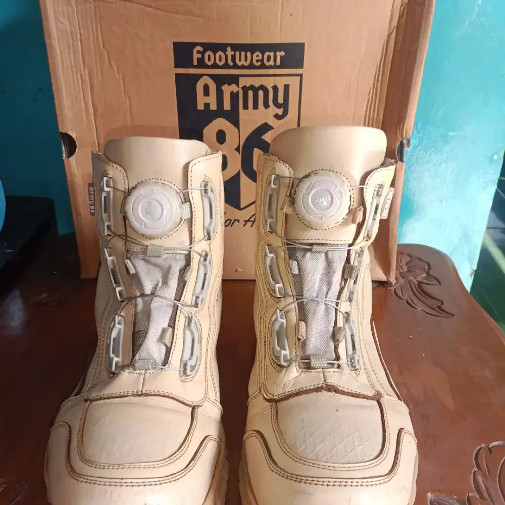 Sepatu tactikal