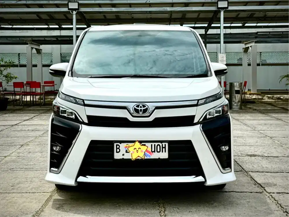 Toyota Voxy 2019 Putih LOW KM terawat service record tangan 1