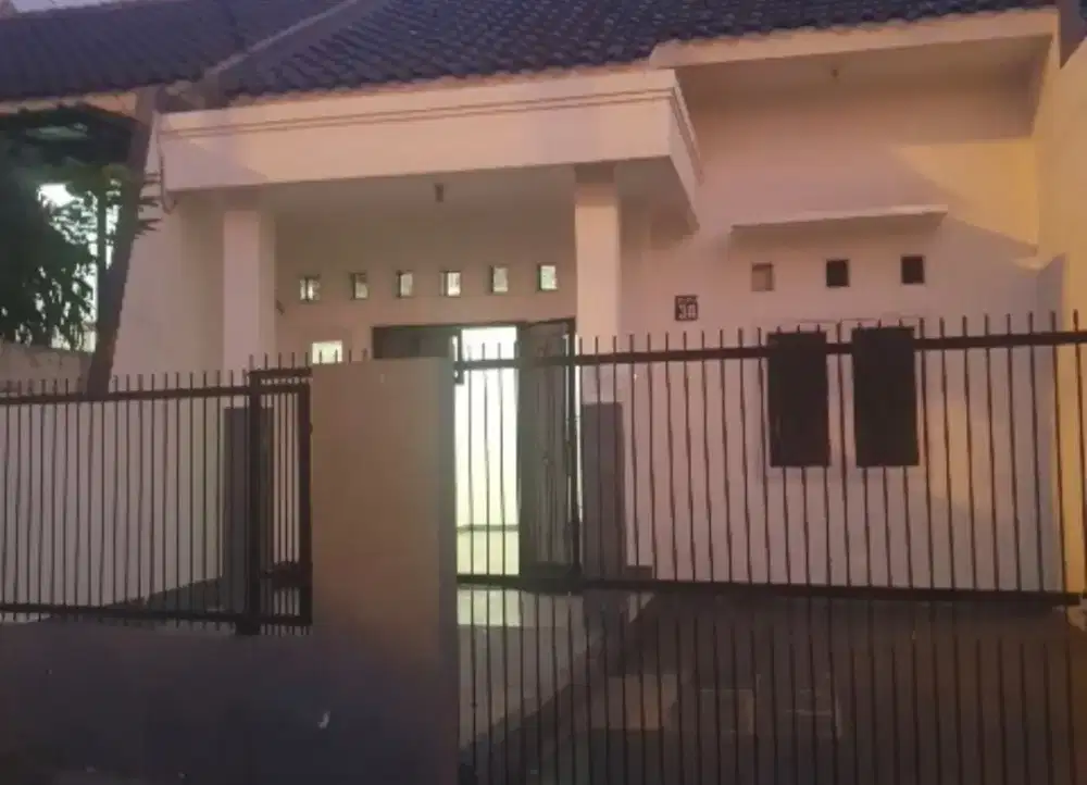 Disewakan rumah bisa untuk kantor dan hunian pinggir jalan
