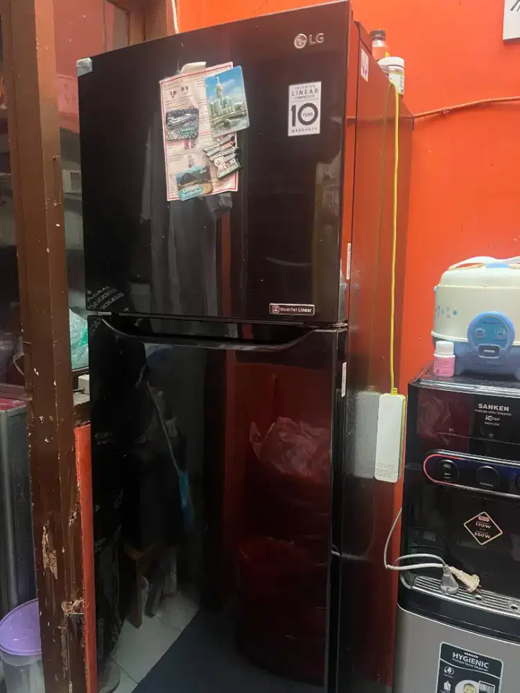 Di jual aja kulkas 2 pintu