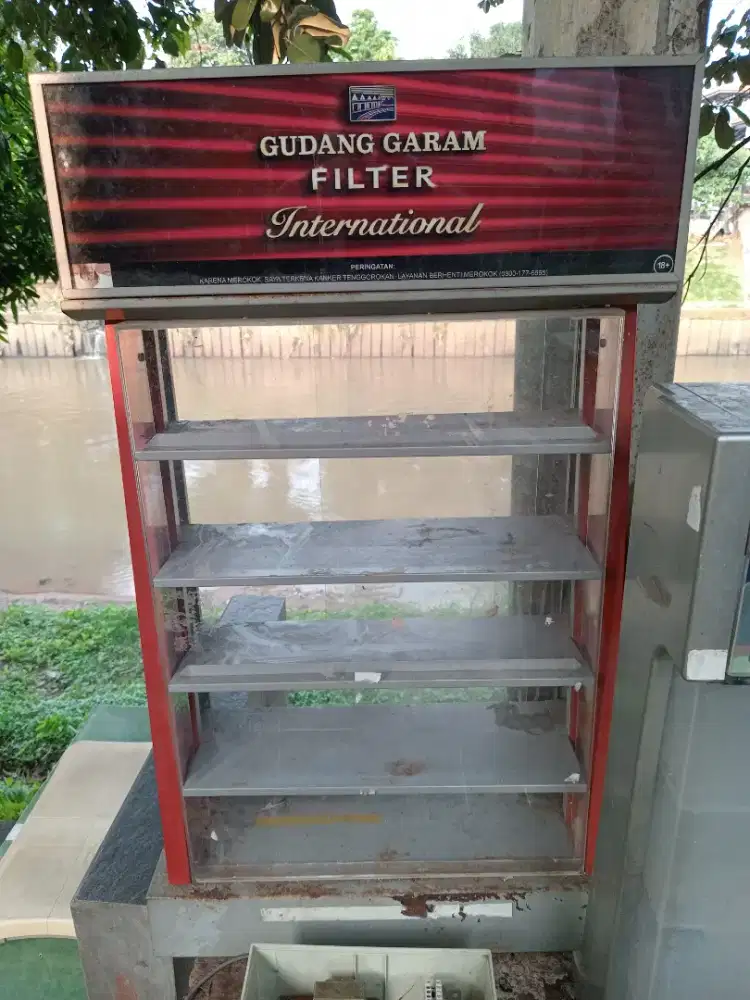 Etalase bekas pakai
