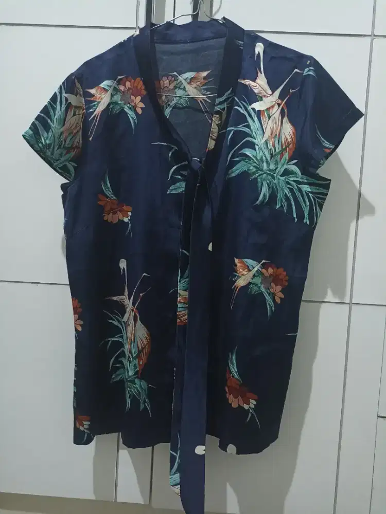 Blouse Navy Glossy Motif Bangau Tanpa Lengan