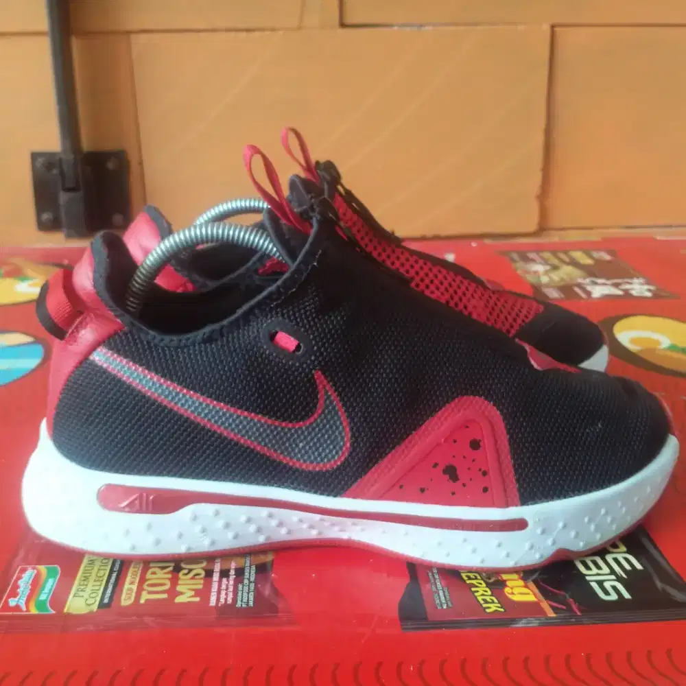 Sepatu Basket Nike Paul George 4
| Size : 42,5/Insole 27 cm