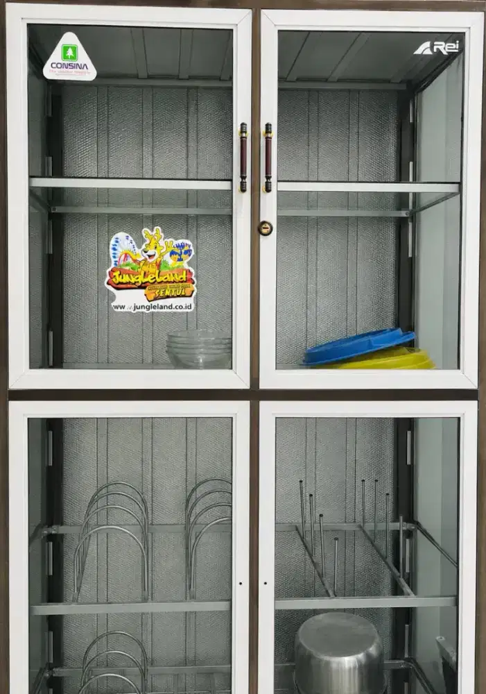 Lemari piring dan peralatan dapur