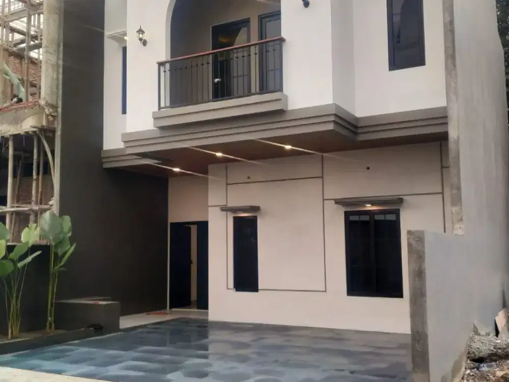 Rumah 2,5 Lantai Bagus Strategis Siap Huni di Cluster di Jagakarsa Jakarta Selatan