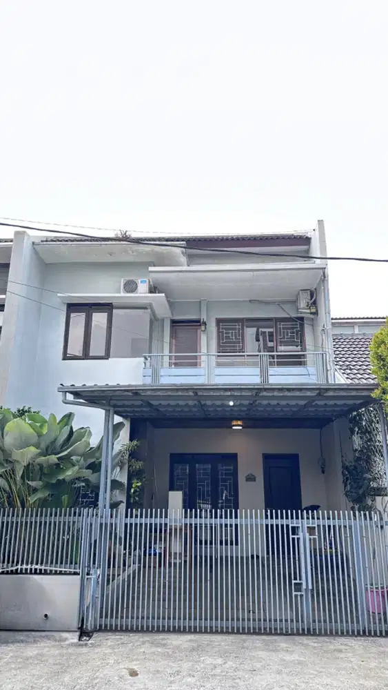 Dijual rumah nyaman 2 lantai semi furnished siap huni di cluster