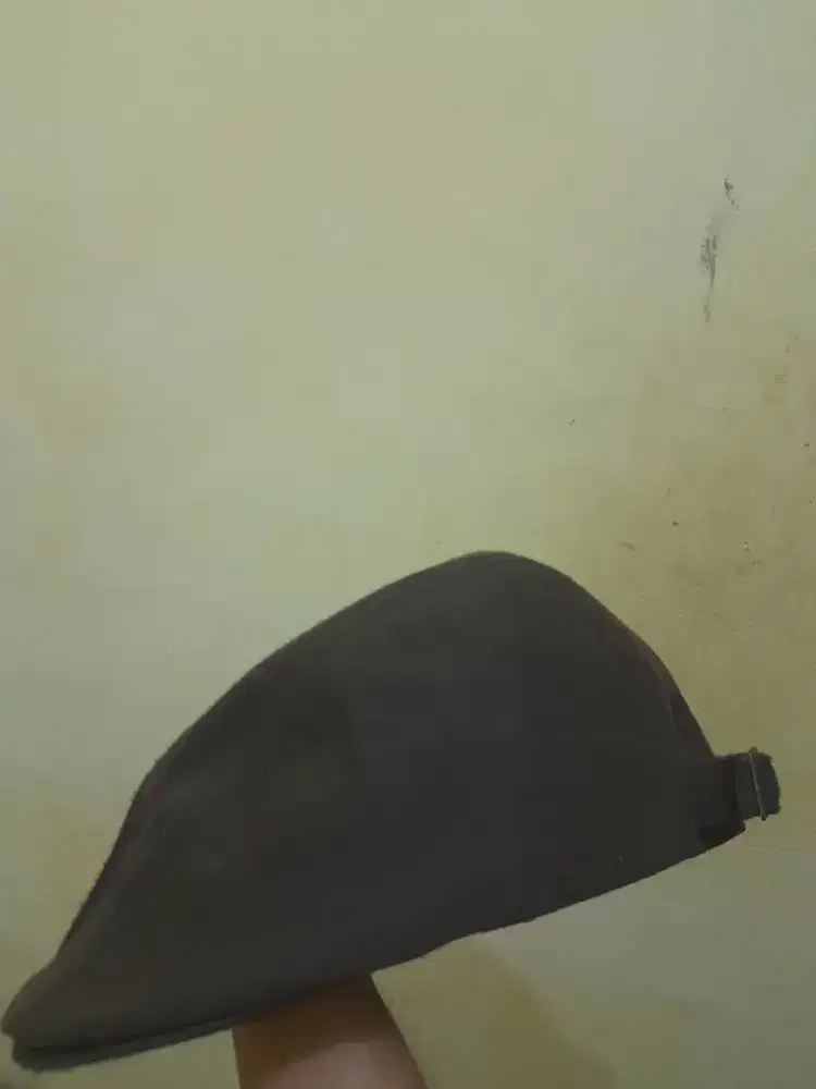Topi seniman warna coklat mulus