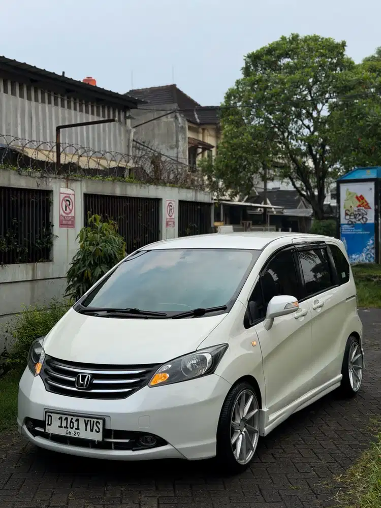 Honda Freed PSD AT thn 2010 surat2 lengkap pajak isi mobil  rawatan