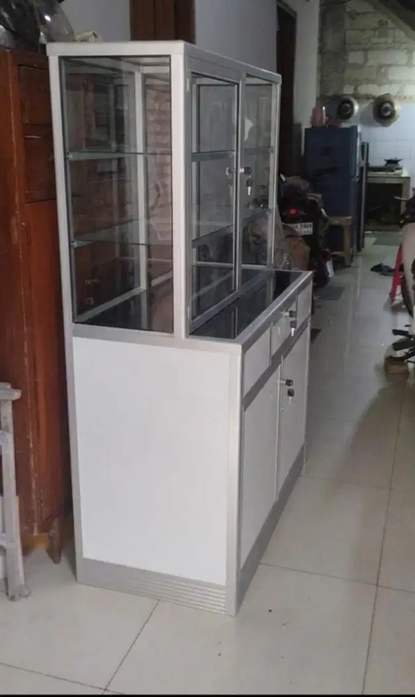 Dijual etelase bekas pemakaian 6bln,