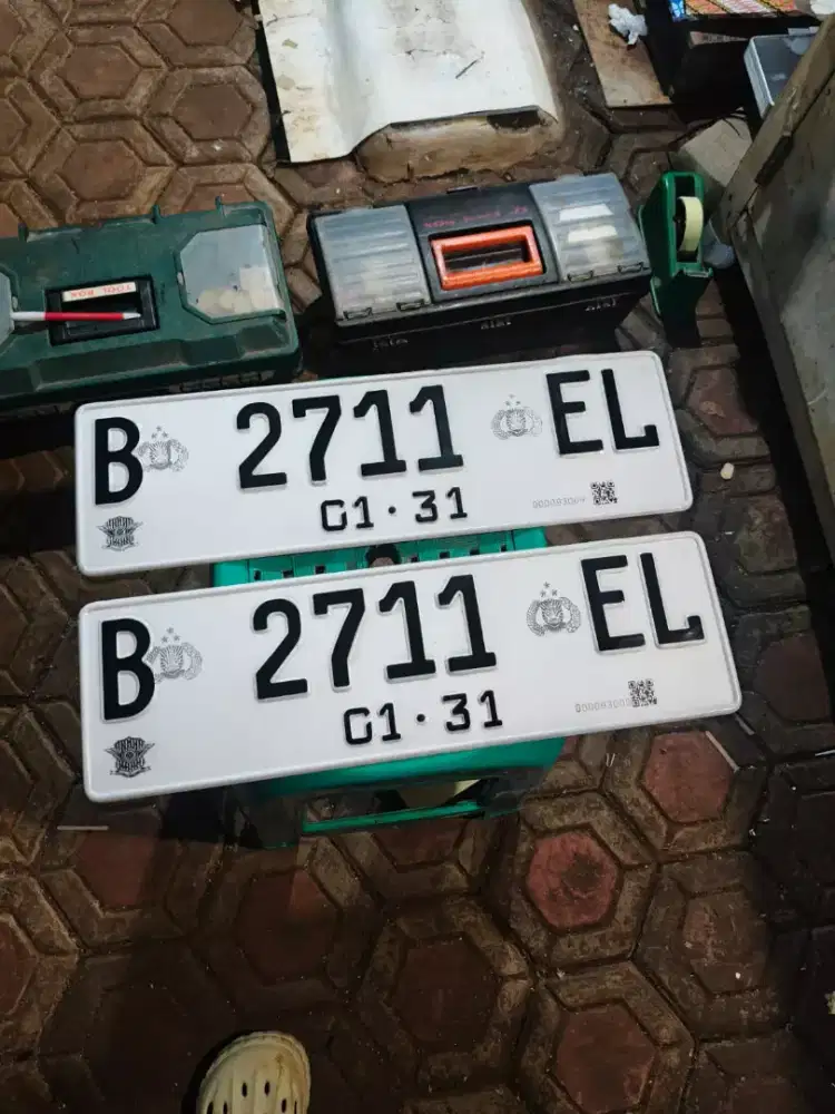 Sepasang plat mobil barcode reflektif yang bisa menyala font terbaru