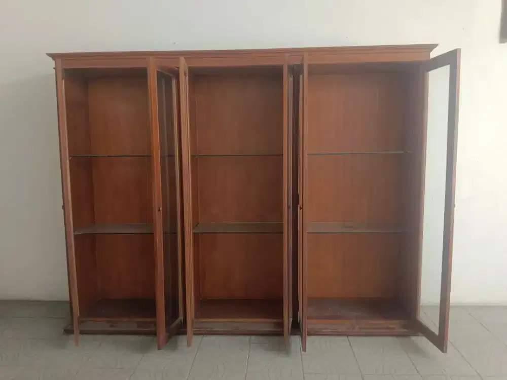 Lemari pajangan kayu