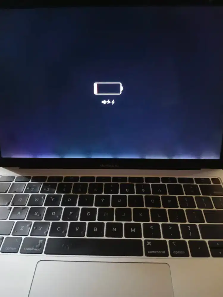 Macbook air 13 inch kondisi seperti difoto